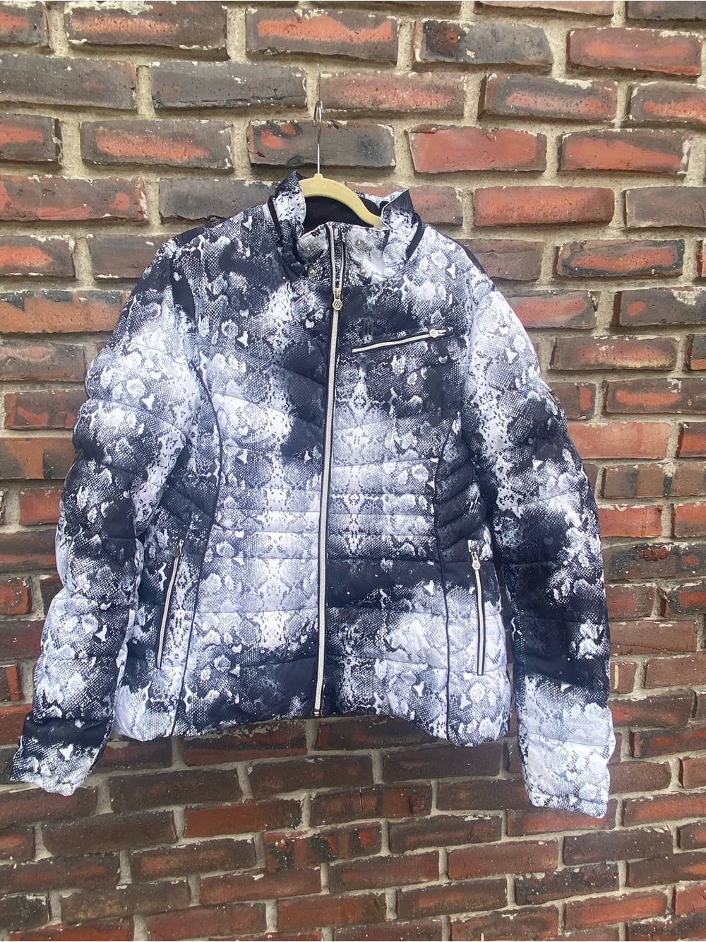 Dare2b Women's 12 Snake-Print Quilted Ski Jacket - Black & White